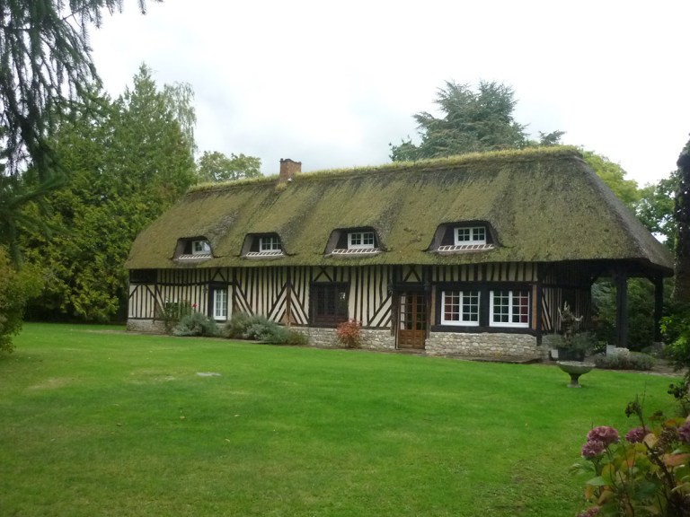 branellec bataille architecte agrandissement extension maison colombage bardage bois chaume vegetalise contemporain saint desir