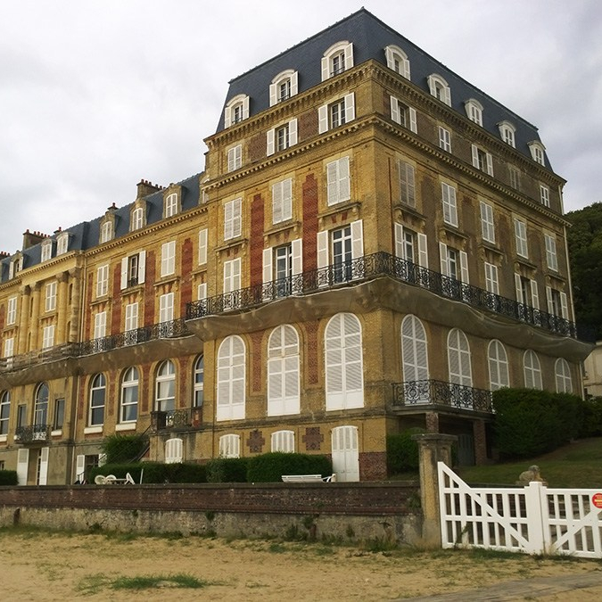 TRAVAUX DE RENOVATION DES ROCHES NOIRES A TROUVILLE-SUR-MER
